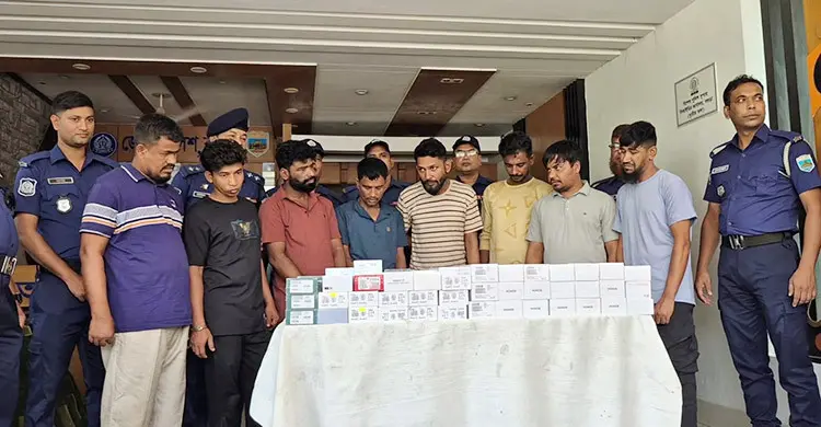 সিসিটিভিতে শনাক্ত, বাসের পিছু নিয়ে চুরির মুঠোফোনসহ গ্রেফতার ৮